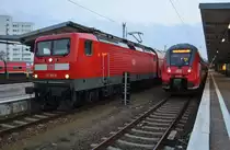 112 189-6 trifft am 11.2.2017 mit dem RE3 (RE3303) von Stralsund Hauptbahnhof nach Berlin Gesundbrunnen in Berlin Lichtenberg auf 442 328-1  Wildau  als RB14 (RB93609)  Airport-Express  nach Berlin Schönefeld Flughafen.