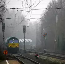 Die Class 66 PB04 von B-Logistics kommt aus Richtung Aachen-West mit einem schweren Kalkzug aus Hermalle-Huy(B) nach Oberhausen-West(D) und fährt  durch Kohlscheid in Richtung Herzogenrath,,Hofstadt,Finkenrath,Rimburg,Übach-Palenberg,Zweibrüggen,Frelenberg,Geilenkirchen,Süggerrath,Lindern,Brachelen,Hückelhoven-Baal,Baal,Erkelenz,Herrath,Beckrath,Wickrath. 
Aufgenommen von Bahnsteig 1 in Kohlscheid. 
Bei Sonne und Nebelwolken am Kalten Vormittag vom 6.2.2017.