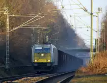 186 310-9 der Euro Cargo Rail kommt mit viel Sand die Kohlscheider-Rampe hoch aus Richtung Neuss,Herzogenrath mit einem Schrottzug aus Köln-Kalk(D) nach Genk-Goederen(B) und fährt durch Kohlscheid in Richtung Richterich,Laurensberg,Aachen-West. 
Aufgenommen von Bahnsteig 1 in Kohlscheid. Bei Sonnenschein am Kalten Nachmittag vom 6.2.2017. 