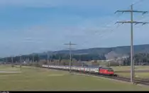 Während vorne ein IC 2000 in Richtung Thun eilt, fährt hinten ein Lötschberger als RE aus Luzern in Richtung Bern. Allmendingen, 11. Februar 2017.