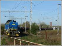MWB V2304 am fr�hen Freitagmorgen auf dem Weg zum Rostocker Seehafen. Rechts im Hintergrund sieht man den ehemaligen Rostocker Wasserturm. Aufgenommen am 13.04.07