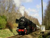  Am 07.04.07 f�hrt die 52 8029-2 (Zuglok) und die 52 8047-4 (Vorspanlok) von Nossen durch den  Zellwald nach Freiberg mit einen beladenen Zementzug.
