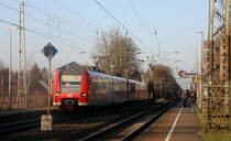 Die Rhein Niers Bahn (RB33) kommt die Kohlscheider-Rampe hoch aus Duisburg-Hbf,Heinsberg-Rheinand nach Aachen-Hbf und hält in Kohlscheid und fährt in Richtung Richterich,Laurensberg,Aachen-West,Aachen-Schanz,Aachen-Hbf. 
Aufgenommen von Bahnsteig 1 Kohlscheid. 
Bei Sonnenschein am Nachmittag vom 13.2.2017.

