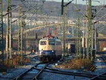 110 383 kam mit dem Rheingold aus Dortmund und ging vom Zug. 41 096 übernahm. Hildesheim Hbf, 3.12.2016