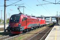 Der �sterr. Paradereisezug   Transalpin   ist �fters mit zwei Ochsen bespannt. Am 22.04.2007 waren es die neugestaltete Railjet  1116 200 und die 1116 131 die den EC 162 bef�rderten. Zu sehen ist der Zug wie er gerade Wels verl�sst.  