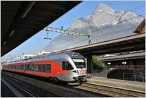 S4 nach St.Gallen mit 526 054-2 in Sargans mit Gonzen. (13.02.2017)