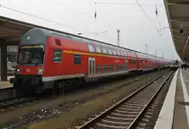 RE3 (RE3344) von Berlin Hauptbahnhof (tief) nach Schwedt(Oder) wartet am 11.2.2017 in Berlin Lichtenberg auf Abfahrt. Schublok war die Berliner 112 165.