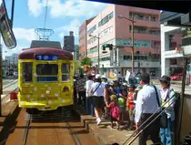 Die Strassenbahn von Nagasaki: Auf der Linie talaufwärts nach Norden hat Wagen 371 (Serie 371-377) meinen Wagen eingeholt (Bild nach hinten aufgenommen). 8.August 2013. 