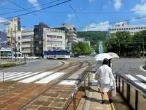 Die Strassenbahn von Nagasaki: In der Mittagshitze biegt Wagen 1502 auf die Innenstadtlinie ein. 8.August 2013.  