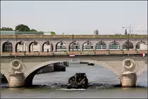 Pont de Bercy OHNE Metrozug -

... aber dafür überquert gerade im Hintergrund ein Zug auf der Linie 5 die Seine auf dem Vaduc d'Austerlitz, einer ausschließlich für die Metro gebauten Seinebrücke.

18.07.2012 (M)