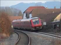 In Murg wird mit Höchstgeschwindigkeit um die enge Kurve am Bahnhof gefahren. Beeindruckend, wie hier 611 031  den Bogen kratzt . Februar 2017.