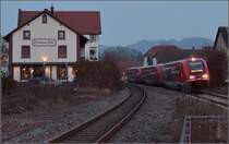 Nur selten sieht man am Hochrhein noch die Walfische, aber zur Fasnacht wird alles gebraucht, was Räder und Schweizzulassung hat... Hier in Murg gleich als Dreifachtraktion mit 641 022 am Zugschluss! Auch wenn dieser Zug sich bei der Beleuchtung nicht so recht über die Fahrrichtung einig ist... Februar 2017. 