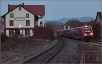 Nur selten sieht man am Hochrhein noch die Walfische, aber zur Fasnacht wird alles gebraucht, was Räder und Schweizzulassung hat... Hier in Murg gleich als Dreifachtraktion mit 641 022 am Zugschluss! Auch wenn dieser Zug sich bei der Beleuchtung nicht so recht über die Fahrrichtung einig ist... Februar 2017. 