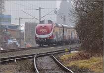 Für den geneigten Schwarzwaldbahnfan könnte eine Fahrt nach Villingen interessant sein. Leider nicht näher erreichbar parkt ein VT 11 in den letzten Ausläufern des Villinger Bahnhofs. Weiß jemand näheres, was mit dem Zug geplant ist? Februar 2017.