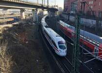 411 070  Prenzlau  legt sich am 14.02.2017 unter der Perleberger Brücke in Berlin in die Kurve, auf seinem Weg in Richtung Hamburg.