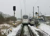 Frontalansicht des ICE 1512 (411 056, Waren (Müritz)) am 3. Februar 2017 beim Halt in Züssow. Das Foto wurde vom Bahnübergang aus gemacht.