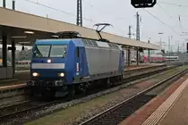 Als Lokzug fuhr am 11.08.2015 die RheinCargo 2015 (145-CL 201/145 097-2) über Gleis 4 durch den Badischen Bahnhof von Basel in Richtung Abstellgleis im nördlichen Vorfeld.