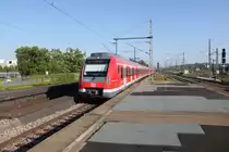 Am 07.08.2015 erreicht eine Doppeltraktion BR 430 als S1 den Bahnhof Untertürkheim aus Richtung Norden.
