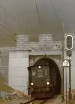 Der Kampf gegen die Stilllegung der Bahnstrecke Solothurn-Moutier.
SMB: Der Eisenbahntunnel aus dem Jahre 1907 durch den Weissenstein wird nun doch saniert, dies hat der Bund am 14. Februar 2017 entschieden und damit den Erhalt der Bahnstrecke Solothurn-Moutier besiegelt. Für 85 Millionen Franken soll der Weissensteintunnel mit seiner Länge von 3'700 m instand gestellt werden. Die Bahnlinie kann so weitere 25 Jahre lang betrieben werden. Die Aufnahme dokumentiert einen Güterzug mit der EBT Be 4/4 104 beim Verlassen des Tunnels in Oberdorf im November 1984.
Foto: Walter Ruetsch