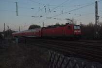 RB27 nach Mönchengladbach Hbf verlässt Grevenbroich. Geschoben wird der Zug von der der 143 114 am Abend des 14.2.2017