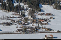 Der Zug mit dem Be 4/4 5001 wirkt derzeit als Kunstobjekt in der Ausstellung  Elevation 1049  in Gstaad mit. Der Zug wurde von der Künstlerin Sarah Morris neu gestaltet, inspiriert von der Raupe des Monarch-Schmetterlings. <a href= https://www.elevation1049.org/de/gstaad/sarah-morris/monarch.html >https://www.elevation1049.org/de/gstaad/sarah-morris/monarch.html</a><br>
Am Vormittag des 13. Februar 2017 ist der Zug vor der Kulisse des Weilers Ried mit der Kirche St. Stephan von der Lenk nach Zweisimmen unterwegs.