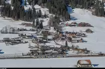 Der Zug mit dem Be 4/4 5001 wirkt derzeit als Kunstobjekt in der Ausstellung  Elevation 1049  in Gstaad mit. Der Zug wurde von der Künstlerin Sarah Morris neu gestaltet, inspiriert von der Raupe des Monarch-Schmetterlings. <a href= https://www.elevation1049.org/de/gstaad/sarah-morris/monarch.html >https://www.elevation1049.org/de/gstaad/sarah-morris/monarch.html</a><br>
Am Vormittag des 13. Februar 2017 ist der Zug vor der Kulisse des Weilers Ried mit der Kirche St. Stephan von der Lenk nach Zweisimmen unterwegs.