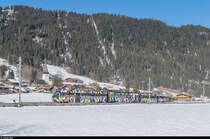 Der Zug mit dem Be 4/4 5001 wirkt derzeit als Kunstobjekt in der Ausstellung  Elevation 1049  in Gstaad mit. Der Zug wurde von der Künstlerin Sarah Morris neu gestaltet, inspiriert von der Raupe des Monarch-Schmetterlings. <a href= https://www.elevation1049.org/de/gstaad/sarah-morris/monarch.html >https://www.elevation1049.org/de/gstaad/sarah-morris/monarch.html</a><br>
Am Vormittag des 13. Februar 2017 ist der Zug vor der Kulisse des Weilers Ried mit der Kirche St. Stephan von Zweisimmen an die Lenk unterwegs.