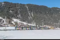 Der Zug mit dem Be 4/4 5001 wirkt derzeit als Kunstobjekt in der Ausstellung  Elevation 1049  in Gstaad mit. Der Zug wurde von der Künstlerin Sarah Morris neu gestaltet, inspiriert von der Raupe des Monarch-Schmetterlings. <a href= https://www.elevation1049.org/de/gstaad/sarah-morris/monarch.html >https://www.elevation1049.org/de/gstaad/sarah-morris/monarch.html</a><br>
Am Vormittag des 13. Februar 2017 ist der Zug vor der Kulisse des Weilers Ried mit der Kirche St. Stephan von Zweisimmen an die Lenk unterwegs.