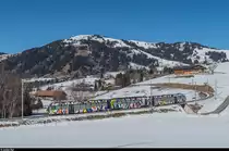 Der Zug mit dem Be 4/4 5001 wirkt derzeit als Kunstobjekt in der Ausstellung  Elevation 1049  in Gstaad mit. Der Zug wurde von der Künstlerin Sarah Morris neu gestaltet, inspiriert von der Raupe des Monarch-Schmetterlings. <a href= https://www.elevation1049.org/de/gstaad/sarah-morris/monarch.html >https://www.elevation1049.org/de/gstaad/sarah-morris/monarch.html</a><br>
Auf dem Weg von Rougemont nach Zweisimmen am 13. Februar 2017 unterhalb von Gruben.