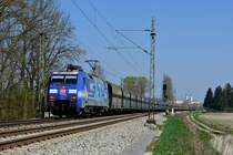 Recht überrascht wurde ich am 11. April 2016 bei Freising von diesem  blauen Zug . Für die Mittagszeit war ein Kohlezug von Furth im Wald nach München Johanneskirchen vorgemeldet. Etwa eine halbe Stunde vor Planzeit dröhnte es in der Ferne und das typische Heulen des Tatzlagerantriebs einer 152 erklang. Um die Ecke bog dann Albatros 152 135 mit einem Ganzzug bestehend aus blauen Falns der PKP. Es handelte sich dabei um den stark verspäteten GM 45396, der ebenfalls zum Kraftwerk nach Johanneskirchen fuhr.