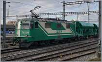 Die BAM MBC Re 4/4 II (UIC 91 85 4420 506-8 CH MBC) manöveriert ihren Zug aus Gland zur Rollbockgrube, wo er, einmal aufgebockt von den beiden Ge 4/4 21 und 22 übernommen wird.
22. Feb. 2017