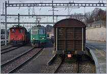 Der BAM / MBC Te III 147 hat die BAM  7 MBC Re 4/4 II (UIC 91 85 4420 506-8 CH MBC) mit ihrem Zug zur Rollbockanage geschoben und zieht nun den vom Schamlspurteil angekommenen Zug auf ein Ausziehgleis, wo die Re 4/4 II ihn später zur Weiterfarht nach Gland übernehmen wird.
22. Feb. 20107