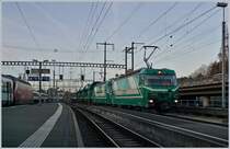 Mit den beiden BAM Ge 4/4 21 und 22 erreicht ein  28 achsige Schüttgutzug den Bahnhof Morges.
Der Gegenzug von Gland ist bereits mit der BAM Re 4/4 II eingetroffen und wartet auf einem Ausziegleis im östlichen Bahnhofskompf.
22. Feb. 2017