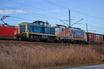 Die Rangierlok der BR 295 ist mit einer E-Lok der BR 186 und Ea-Wagen auf dem Bahnhof Stralsund Rügendamm angekommen. - 21.02.2017