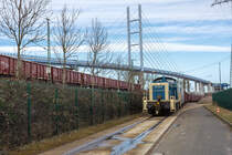 Den ersten Zugteil mit Ea-Wagen hat die Rangierlok 259 088 zum Bahnhof Stralsund Rügendamm gebracht. Nun wartet sie mit dem zweiten Zugteil im Stralsunder Südhafen, um ihn ebenfalls zum Rügendamm zu bringen. - 21.02.2017
