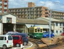 Die Strassenbahn von Nagasaki - Das Rollmaterial: Wagen 201-210. Diese alten Wagen von 1950 (klimatisiert und modernisiert um 1987) sind grösstenteils noch immer im Einsatz; sie waren ein wesentlicher Beitrag damals zur Umstellung der Strassenbahn von Zweiachsern auf Drehgestellwagen. Aufnahme von Wagen 201 vor dem Betriebswerk Urakami, traurigerweise unweit der Abwurfstelle der Atombombe im Jahre 1945. 8.August 2013.  