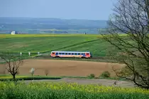 Bei Breiteneich ergibt sich dieser Blick auf das Horner Becken. Erkennbar sind das Lagerhaus und der  Diebsturm  des Schlosses der Bezirkshauptstadt Horn, ganz links erkennt man das Schloss Rosenburg. Durch die frühlingshafte Landschaft eilt der 5047.023 als R 6314 seinem nächsten Halt entgegen (20. April 2016).