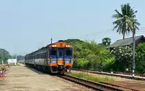 Mit SRT 2540 an der Spitze passiert Sp Exp DRC 43 Bangkok Hua Lamphong - Surat Thani 
am 11.02.17 den Bahnhof Wang Phong.