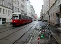 Wien Wiener Linien SL 5 (E1 4791 + c4 1328) VIII, Josefstadt, Blindengasse am 18. Februar 2017. - Die ehemalige Brunngasse erhielt 1862 ihre heutige Bezeichnung Blindengasse; sie wurde nach dem seit 1829 dort befindlichen Blindeninstitut benannt.