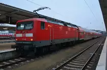 112 185 drückt am Morgen des 12.2.2017 den RE3 (RE3342) von Berlin Hauptbahnhof (tief) nach Schwedt(Oder) aus dem Bahnhof Berlin Lichtenberg.