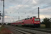 Nachschuss auf die Freiburger 143 308-5, als sie am 18.08.2015 ihre HVZ-Verstärker RB (Neuenburg (Baden) - Freiburg (Brsg) Hbf) aus Müllheim (Baden) gen Buggingen schiebte.