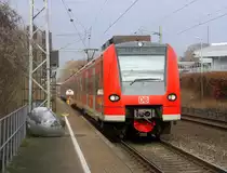 Die Rhein Niers Bahn (RB33) kommt die Kohlscheider-Rampe hoch aus Duisburg-Hbf/Heinsberg-Rheinland) nach Aachen-Hbf und hält in Kohlscheid und fährt in Richtung Richterich,Laurensberg,Aachen-West,Aachen-Schanz,Aachen-Hbf. 
Aufgenommen von Bahnsteig 2 in Kohlscheid. 
Bei Sonne und Wolken am Kalten am Nachmittag vom 19.2.2017.