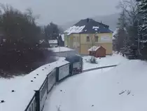 Nachschuss auf P1004 (Kurort Oberwiesenthal - Cranzahl), der von 99 1777-4 gezogen wird.

Oberwiesenthal, 22. März 2016