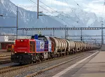 
Die SBB Cargo Am 843 073-8 (eine modifizierte Vossloh MaK 1700) fährt am 20.02.2017 mit einem langen Kesselwagenzug (Wagen der Gattung Zans, laut Warntafel 30/1202 für/mit Heizöl / Dieselkraftstoff) in den Bahnhof Landquart, wo der Zug später von einer Re 4/4 II übernommen wird.

Die Lok wurde 2004 von Vossloh in Kiel unter der Fabriknummer 1001421 gebaut und an die SBB Cargo AG in Basel geliefert. 