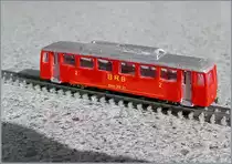 Unvergrössert, von bloßem Auge betrachtet, zeigt sich das Modell des von der SLM projektierten, aber im Origanal nie gebaute Brienz Rothorn Bahn Triebwagens Bhm 2/4 21 schon recht passabel, vergrößert so auf dem Bildschirm jedoch offenbart das kleine Modell ein paar Stellen, die ausgebessert werden sollten. 
Das zu sehende Modell des BRB 2/4 21 misst 56 mm.
26. Feb. 2017