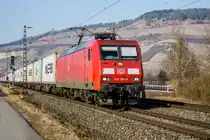 145 001-4 mit einen Containerzug in Richtung Süden unterwegs,gesehen am 15.02.2017 bei Thüngersheim.