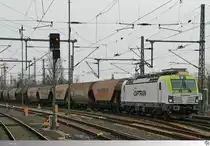 Captrain 193 895-0 durchfährt am 19. Februar 2017 mit einem Getreidezug den Dresdener Hauptbahnhof.