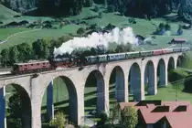 BLS: Extrazug mit der Ae 6/8 205 und der BR 01 202 auf dem Frutigerviadukt am 8. Oktober 2000.
Foto: Walter Ruetsch