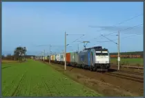 Mit einem Containerzug ist 186 422-2 der Rurtalbahn am 25.02.2017 bei Rodleben unterwegs.