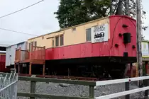 Der Wagen 28 der eh. County Donegal Railway dient heute im Donegal Railway Heritage Centre als Ausstellungsraum. Dieses kleine Museum im alten Bahnhofsgebäude von Donegal Town wurde 1995 eröffnet und soll  auf unterhaltsame Art die 225 Meilen der eh. Schmalspurbahnen im Donegal näher bringen *). Dieses Schmalspurnetz mit einer Spurweite von 914mm wurde ab 1889 eröffnet und im Zeitraum 1947 bis 1959 stillgelegt.
Donegal Town 18.06.2016 
*) = Zitat aus dem Prospekt des Museums 